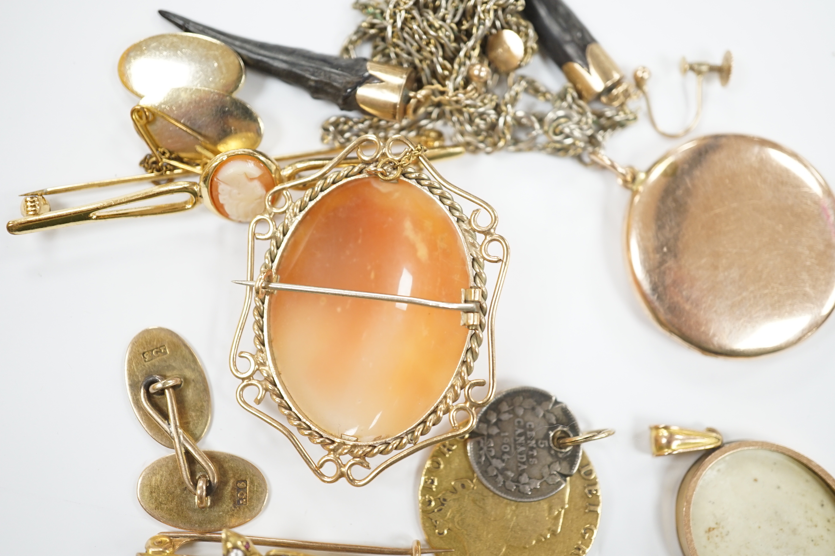 Assorted jewellery including a George III 1791 gold spade guinea (drilled), a modern 9ct gold mounted cameo shell brooch, an Edwardian 9ct gold oval locket, a pair of 9ct cufflinks, yellow metal and seed pearl set swallo